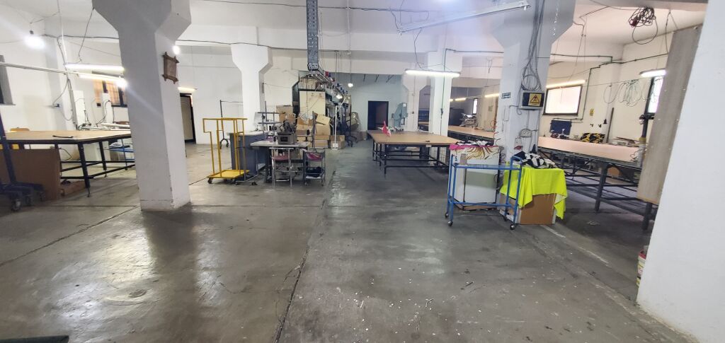 Jepet me Qera Magazinë – Siri Kodra, Tiranë  📍 Vendndodhja: Siri Kodra, Tiranë  📐 Sipërfaqe totale: 754 m² • Kati 1: 377 m² • Kati 2: 377 m²  ✅ E përshtatshme për magazinim, logjistikë, punishte ose aktivitete të ndryshme biznesi.  💶 Qira: 3,200 €/muaj (neto) Çmim i pa diskutueshëm