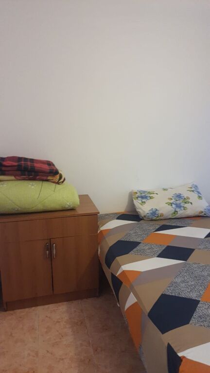 Rruga Dritan Hoxha,prane Klinikes Glob jepet me qera apartament 2+1,i mobiluar 55,000Leke