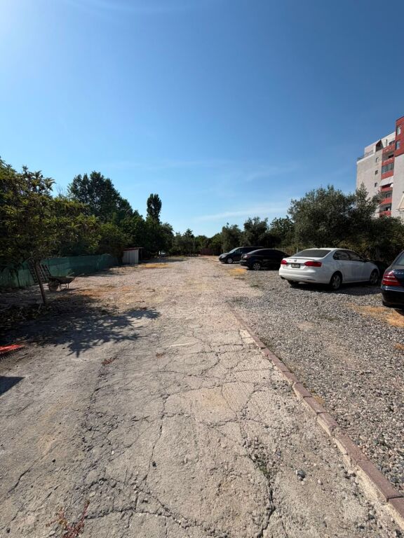 Locale Commerciale &amp; Parcheggio &amp; Appartamento 3+1 in Affitto a Mezez/ Lungo la strada