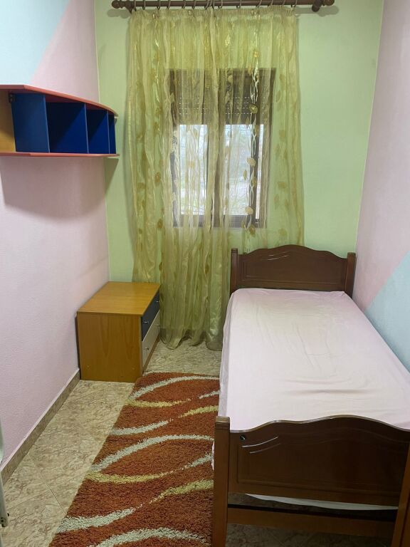 🏡 Jepet me qera kati i dytë i një shtëpie 2-katëshe  ➡️ 2+1  📍Astir, pranë Vila L 2💰Çmimi: 40.000 Lekë/Muaj