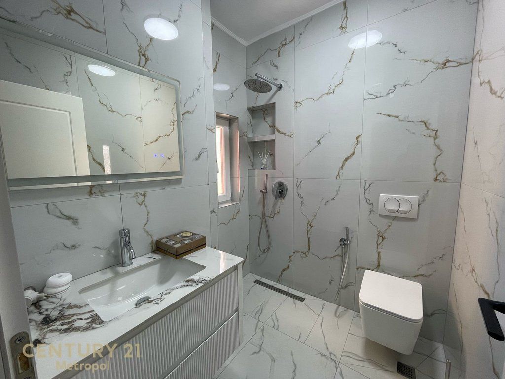 AFFITTASI APPARTAMENTO 2+1+2, VIA DIBRA (MEDRESEJA)!