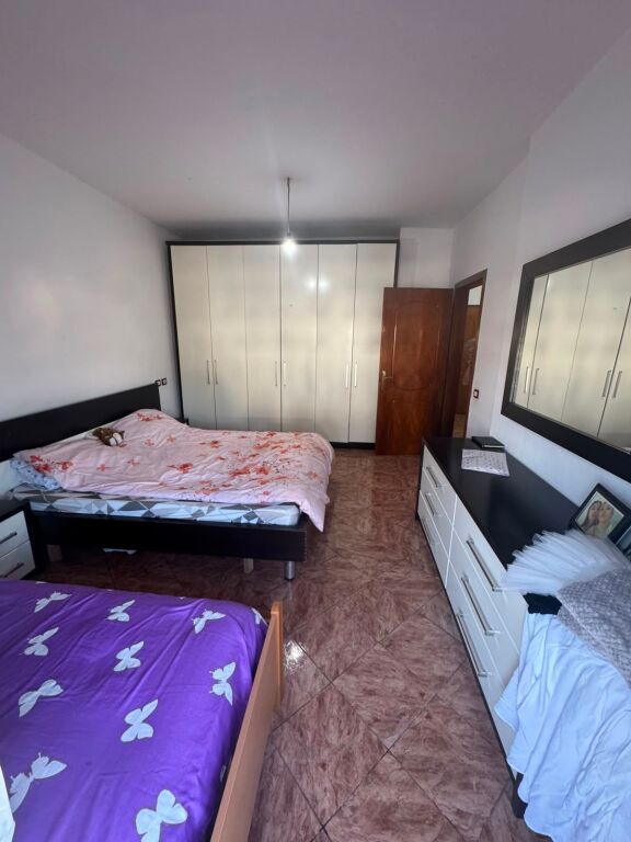 Ne zonen e Rr.se Dibrës,pas Konvikteve të Mjekësisë së Vajzave jepet me qera apartament 1+1,i mobiluar.45,000Leke    