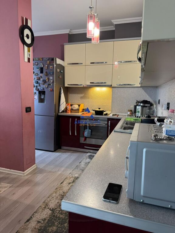JEPET ME QERA APARTAMENT 3+1+BALLKON "TE KOMPLEKSI DELIJORGJI" 1200 EURO