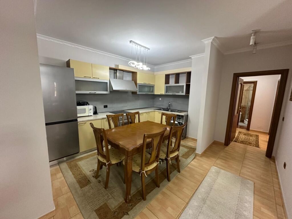 Ne zone e 21 Dhjetorit jepet me qera apartament 2+1+2,i mobiluar. 75,000Leke