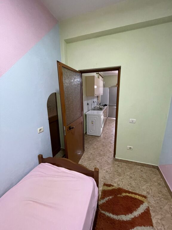 🏡 Jepet me qera kati i dytë i një shtëpie 2-katëshe  ➡️ 2+1  📍Astir, pranë Vila L 2💰Çmimi: 40.000 Lekë/Muaj