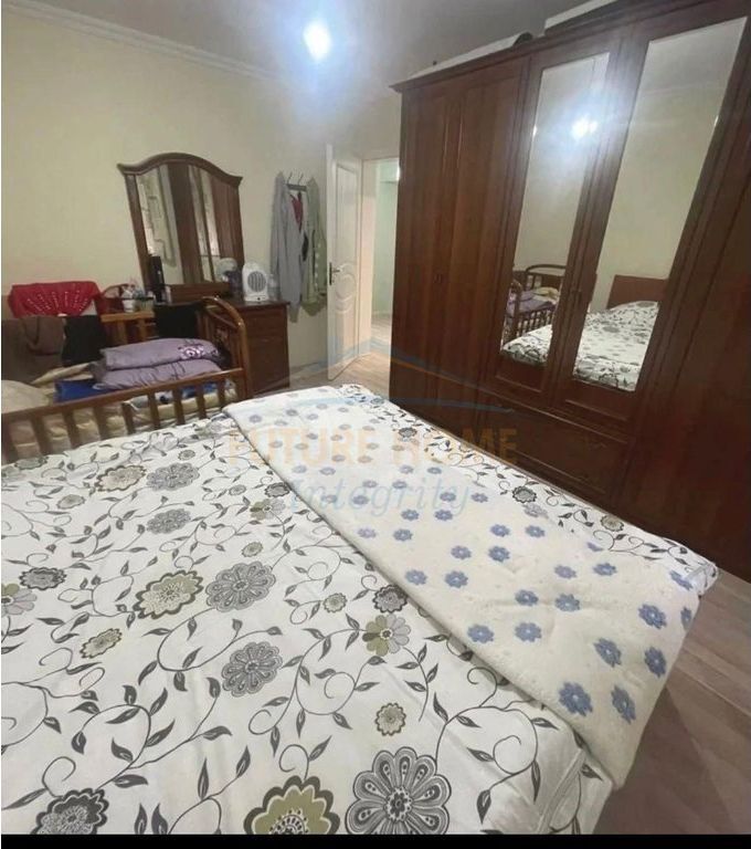 Apartament 1+1 (i konvertuar në 2+1) me Qira pranë Ish Tregut Elektrik, Rruga Mihal Grameno