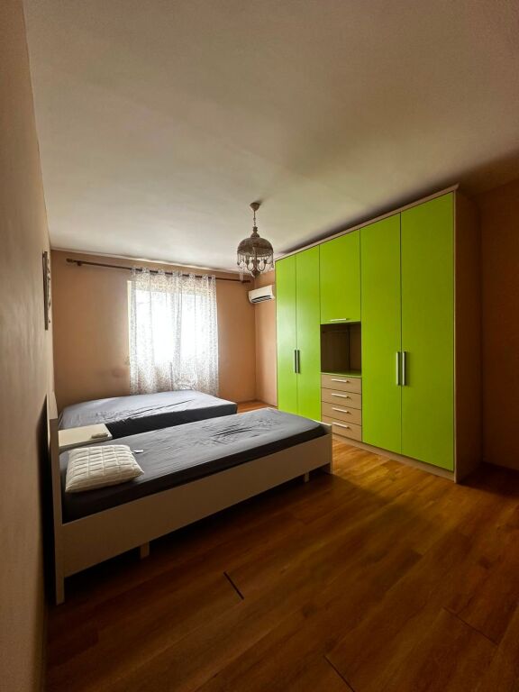 Prane Shkolles se Mesme “Andon Zako Cajupi”jepet me qera apartament 2+1,i mobiluar 50,000Leke    