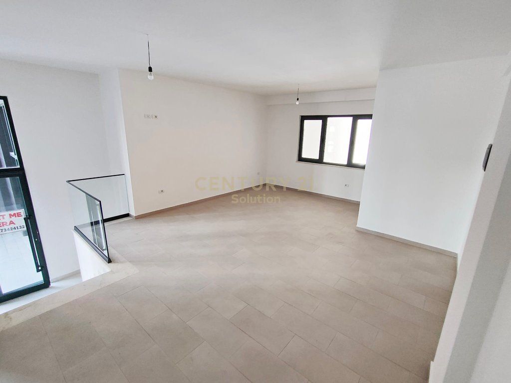 NJESI KOMERCIALE 44M2 PER QIRA NE UNAZEN E RE ! 350 € /Muaj
