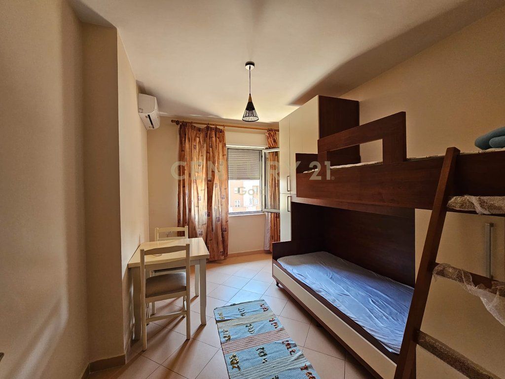 JEPET ME QERA APARTAMENT 2+1+2 TUALETE PRANE RRUGES SE BARRIKADAVE!