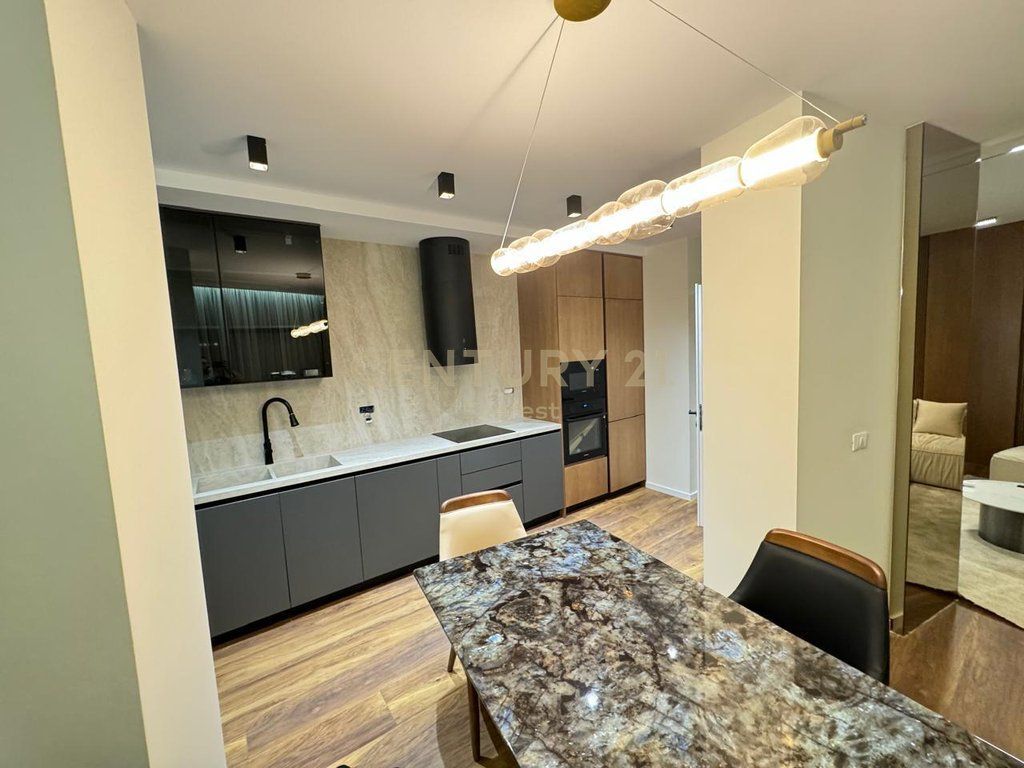 LAKE VIEW, APARTAMENT 3+1+POST PARKIMI PER QIRA