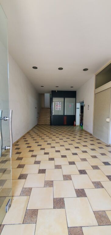Jepet me Qera Magazinë – Siri Kodra, Tiranë  📍 Vendndodhja: Siri Kodra, Tiranë  📐 Sipërfaqe totale: 754 m² • Kati 1: 377 m² • Kati 2: 377 m²  ✅ E përshtatshme për magazinim, logjistikë, punishte ose aktivitete të ndryshme biznesi.  💶 Qira: 3,200 €/muaj (neto) Çmim i pa diskutueshëm