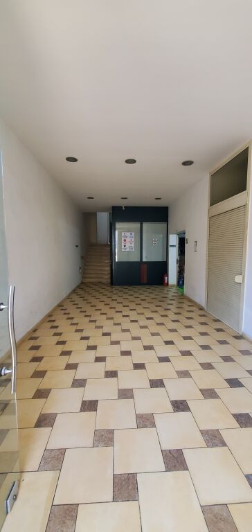 Jepet me Qera Magazinë – Siri Kodra, Tiranë  📍 Vendndodhja: Siri Kodra, Tiranë  📐 Sipërfaqe totale: 754 m² • Kati 1: 377 m² • Kati 2: 377 m²  ✅ E përshtatshme për magazinim, logjistikë, punishte ose aktivitete të ndryshme biznesi.  💶 Qira: 3,200 €/muaj (neto) Çmim i pa diskutueshëm
