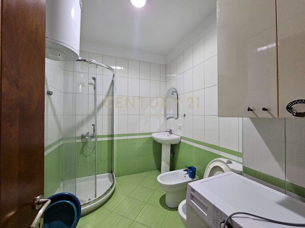 JEPET ME QERA APARTAMENT 2+1+2 TUALETE PRANE RRUGES SE BARRIKADAVE!