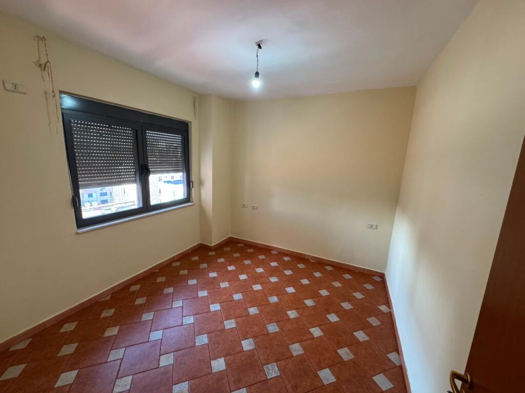 🏡 Appartamento 1+1 in Affitto  📍 Centro, Tirana – Vicino al Palazzina di 9 Piani💶 Prezzo: 45.000 Lek/Mese