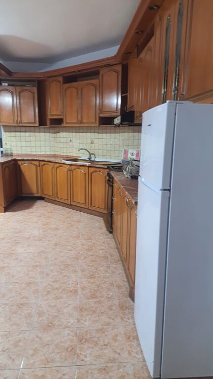 Rruga Dritan Hoxha,prane Klinikes Glob jepet me qera apartament 2+1,i mobiluar 55,000Leke