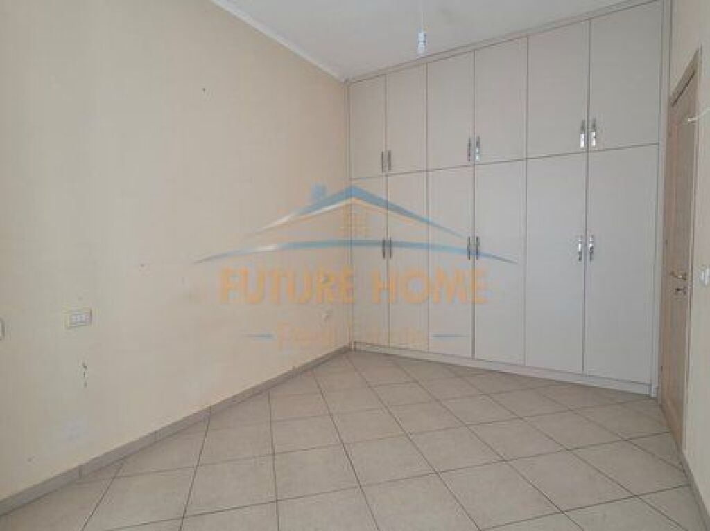 In vendita, Appartamento 1+1, Komuna e Parisit, Tirana.