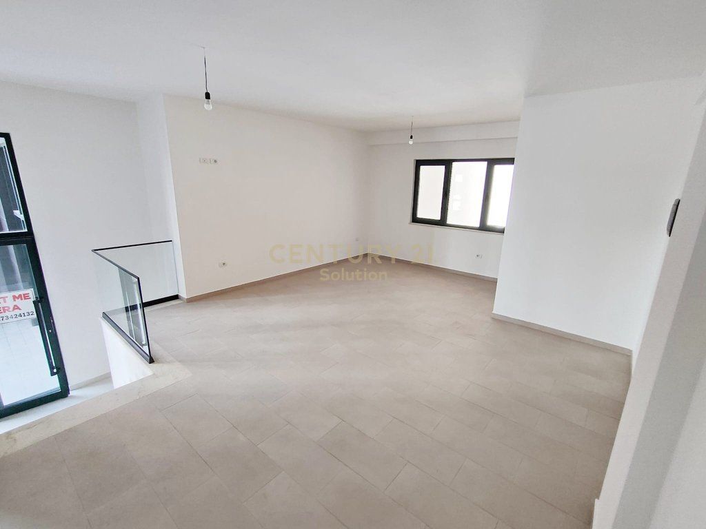 NJESI KOMERCIALE 44M2 PER QIRA NE UNAZEN E RE ! 350 € /Muaj
