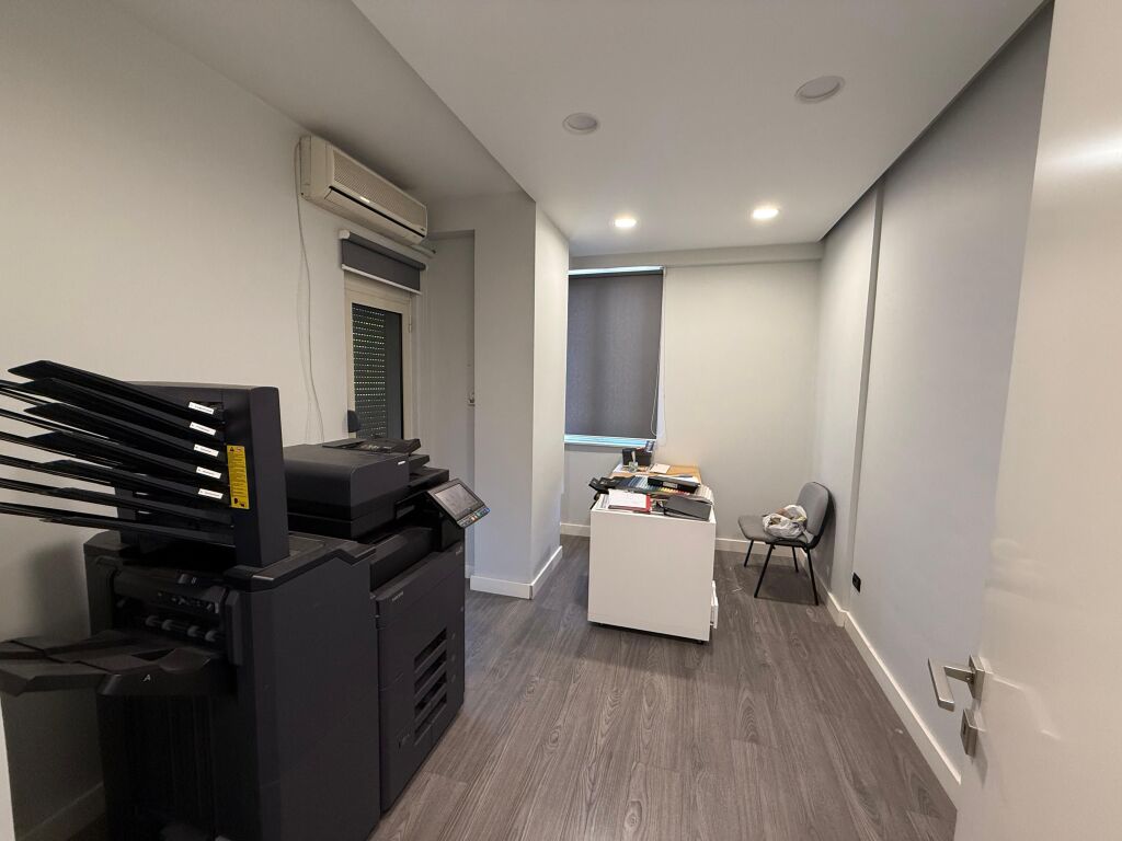 Jepet apartament 2+1+2+2 ballkone me qira per zyra tek Qendra Metropol , Rruga Myslym Shyri , Drejtoria e Policise .