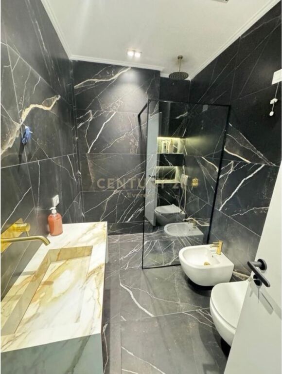 LAKE VIEW, APARTAMENT 3+1+POST PARKIMI PER QIRA