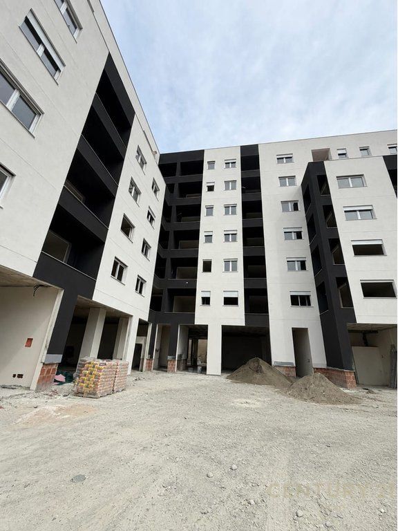 Shiten 6 poste parkimi te Platinium Residence,Paskuqan