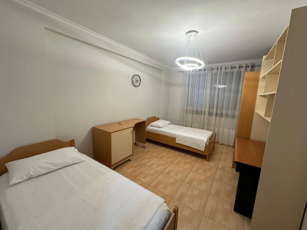 Ne zone e 21 Dhjetorit jepet me qera apartament 2+1+2,i mobiluar. 75,000Leke