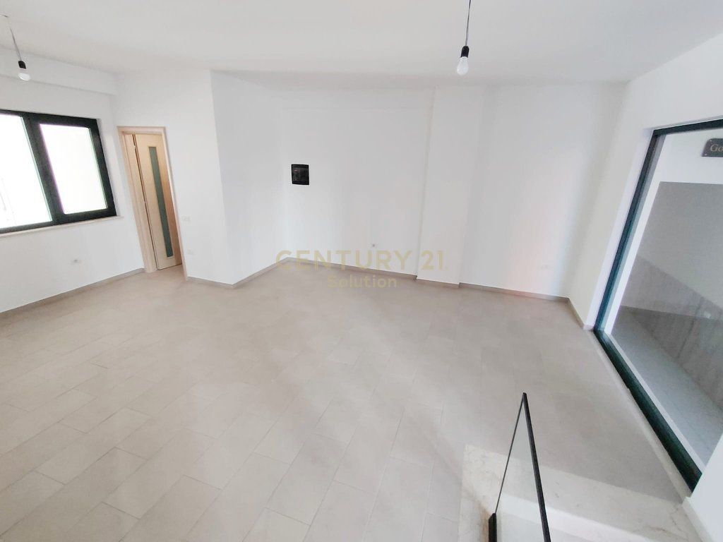NJESI KOMERCIALE 44M2 PER QIRA NE UNAZEN E RE ! 350 € /Muaj