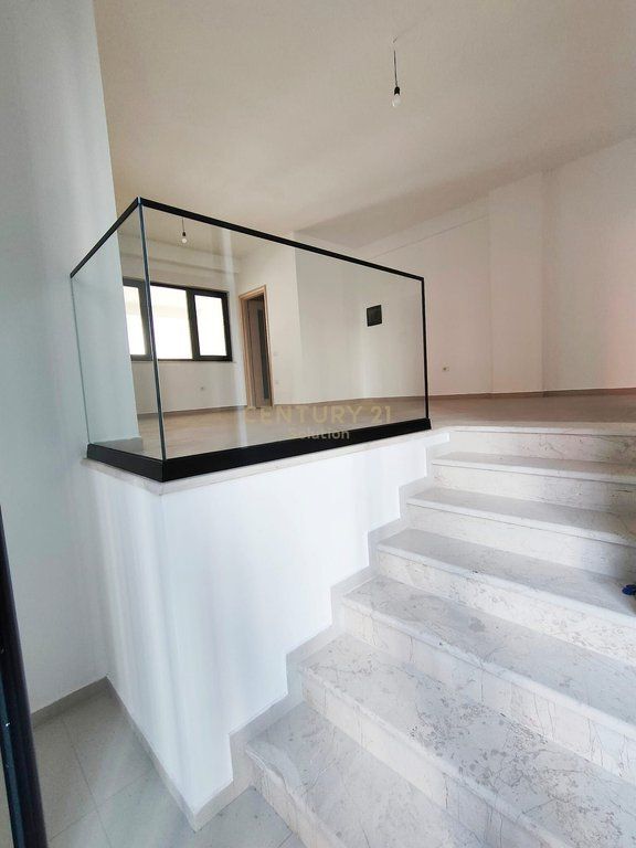 NJESI KOMERCIALE 44M2 PER QIRA NE UNAZEN E RE ! 350 € /Muaj