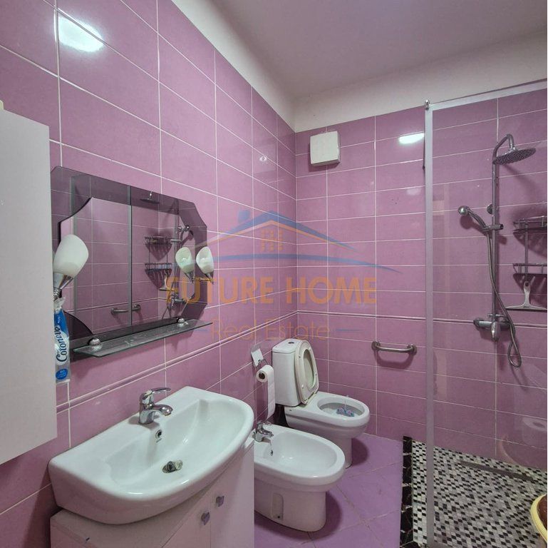 Shitet, Apartament 1+1, Komuna e Parisit, Tiranë.