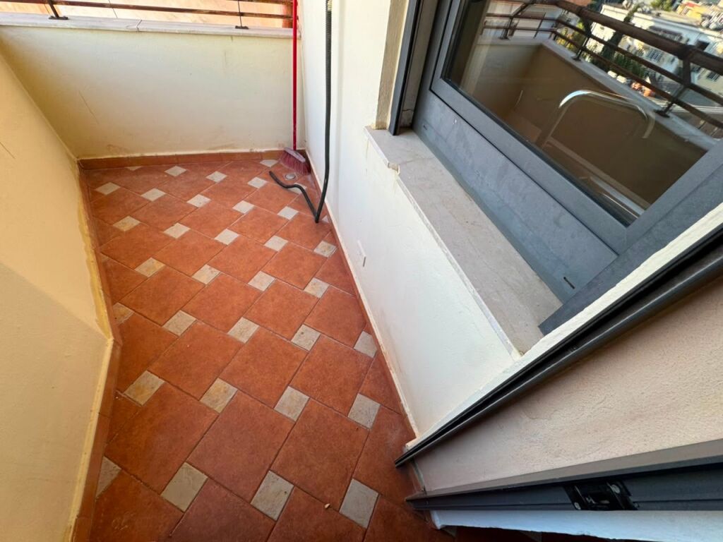 🏡 Appartamento 1+1 in Affitto  📍 Centro, Tirana – Vicino al Palazzina di 9 Piani💶 Prezzo: 45.000 Lek/Mese