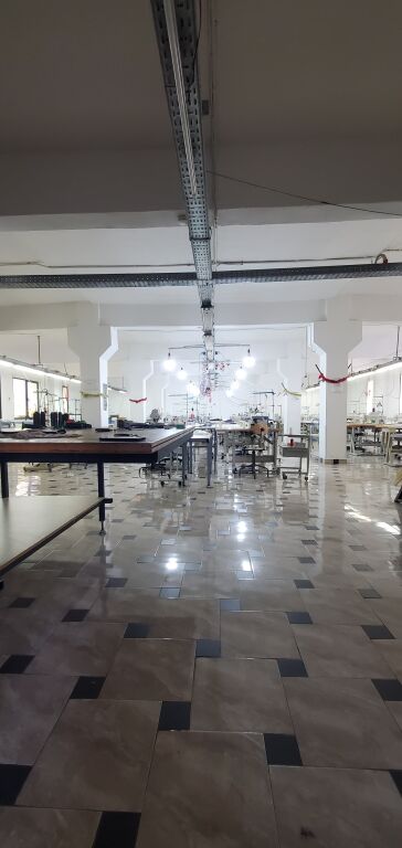 Jepet me Qera Magazinë – Siri Kodra, Tiranë  📍 Vendndodhja: Siri Kodra, Tiranë  📐 Sipërfaqe totale: 754 m² • Kati 1: 377 m² • Kati 2: 377 m²  ✅ E përshtatshme për magazinim, logjistikë, punishte ose aktivitete të ndryshme biznesi.  💶 Qira: 3,200 €/muaj (neto) Çmim i pa diskutueshëm
