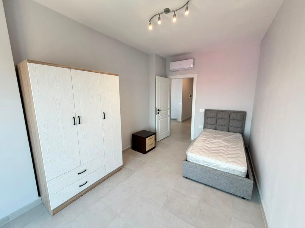 Jepet me qera apartament 2+1 + Post Parkimi 📍 Adresa: Përballë TV Klan, Tiranë💰 Çmimi: 75,000 lekë/muaj