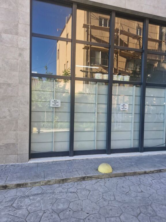 Ambient komercial buzë rruge në Yzberish!