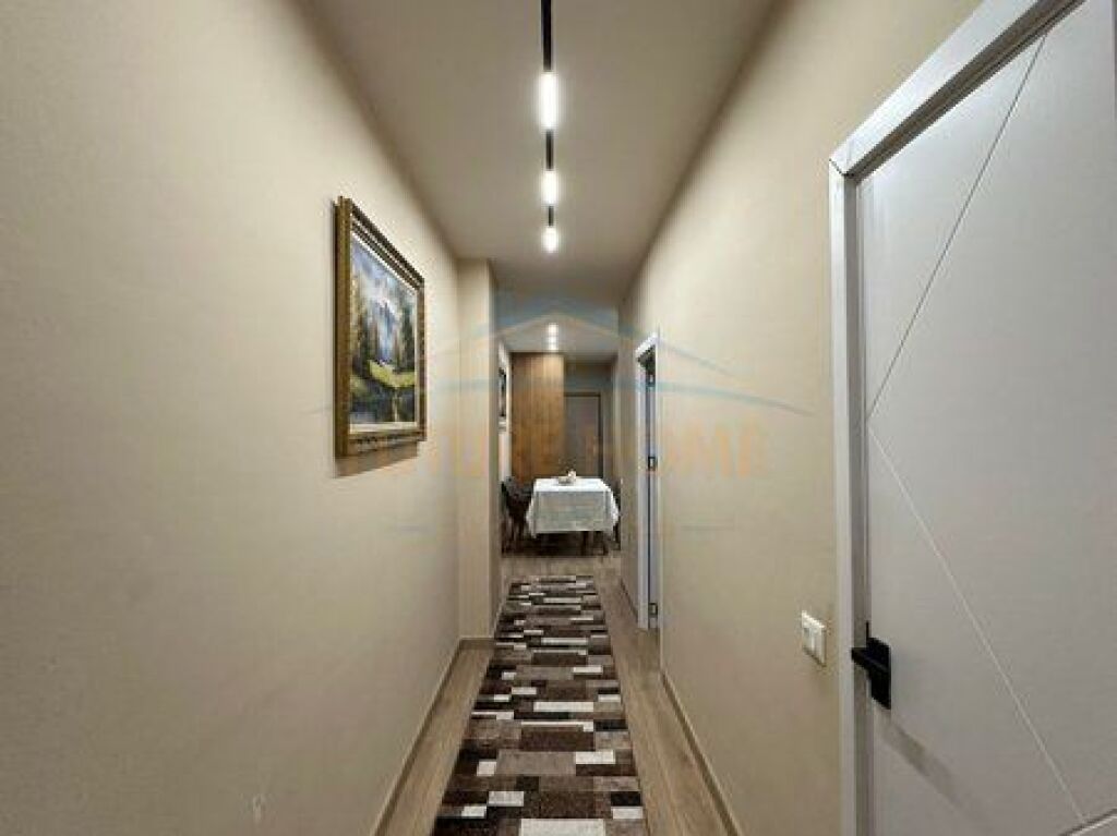 Shitet, Apartament 2+1+2, pranë Restorant Fresku , Fresk
