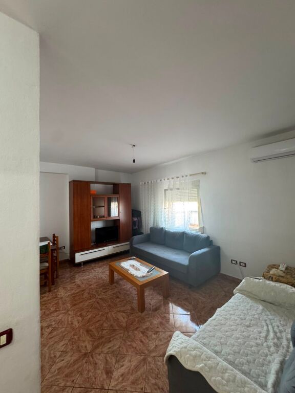 Ne zonen e Rr.se Dibrës,pas Konvikteve të Mjekësisë së Vajzave jepet me qera apartament 1+1,i mobiluar.45,000Leke    