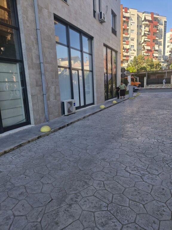 Ambient komercial buzë rruge në Yzberish!
