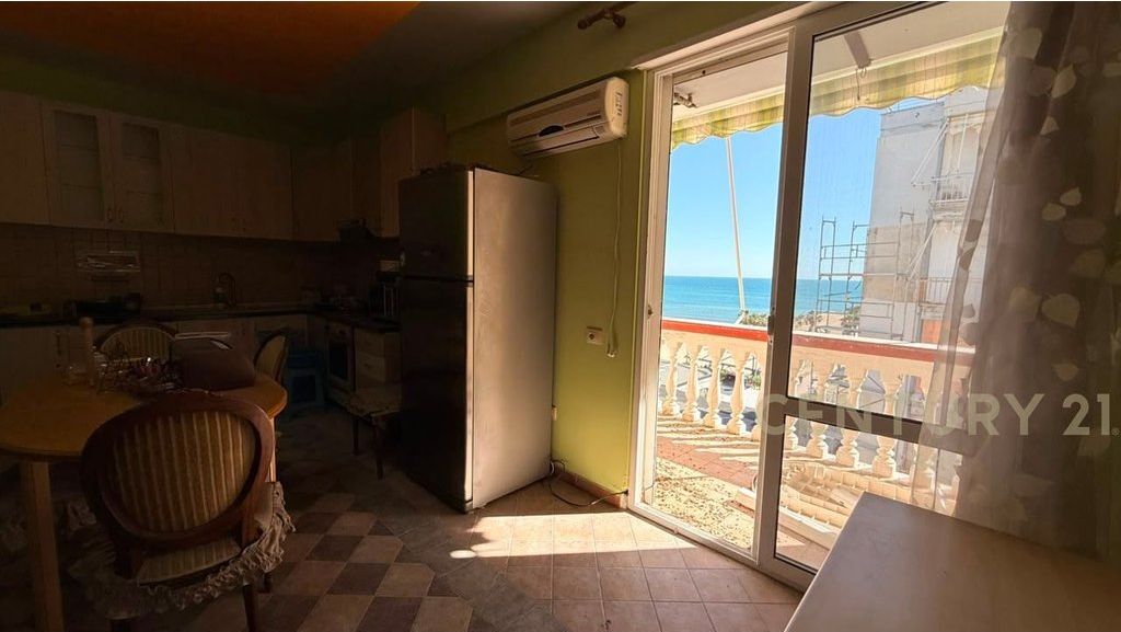 PËR SHITJE APARTAMENT 1+1, LINJA E DYTË ME PAMJE NGA DETI, PLAZHI ILIRIA!