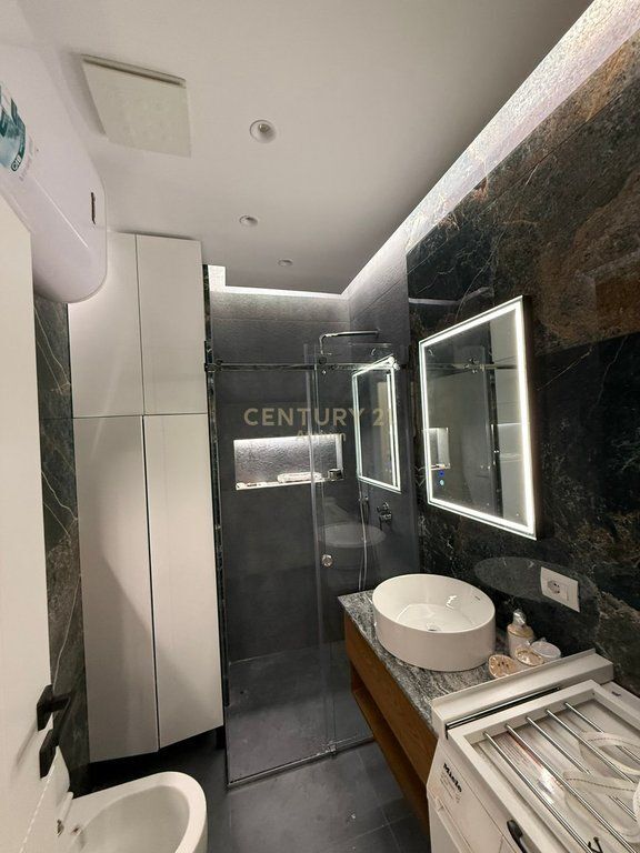 JAPIM APARTAMENT ME QIRA 2+1 TEK BULEVARDI ZOGU I PARE