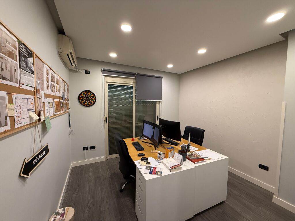 Jepet apartament 2+1+2+2 ballkone me qira per zyra tek Qendra Metropol , Rruga Myslym Shyri , Drejtoria e Policise .