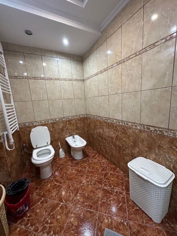 Ne zone e 21 Dhjetorit jepet me qera apartament 2+1+2,i mobiluar. 75,000Leke