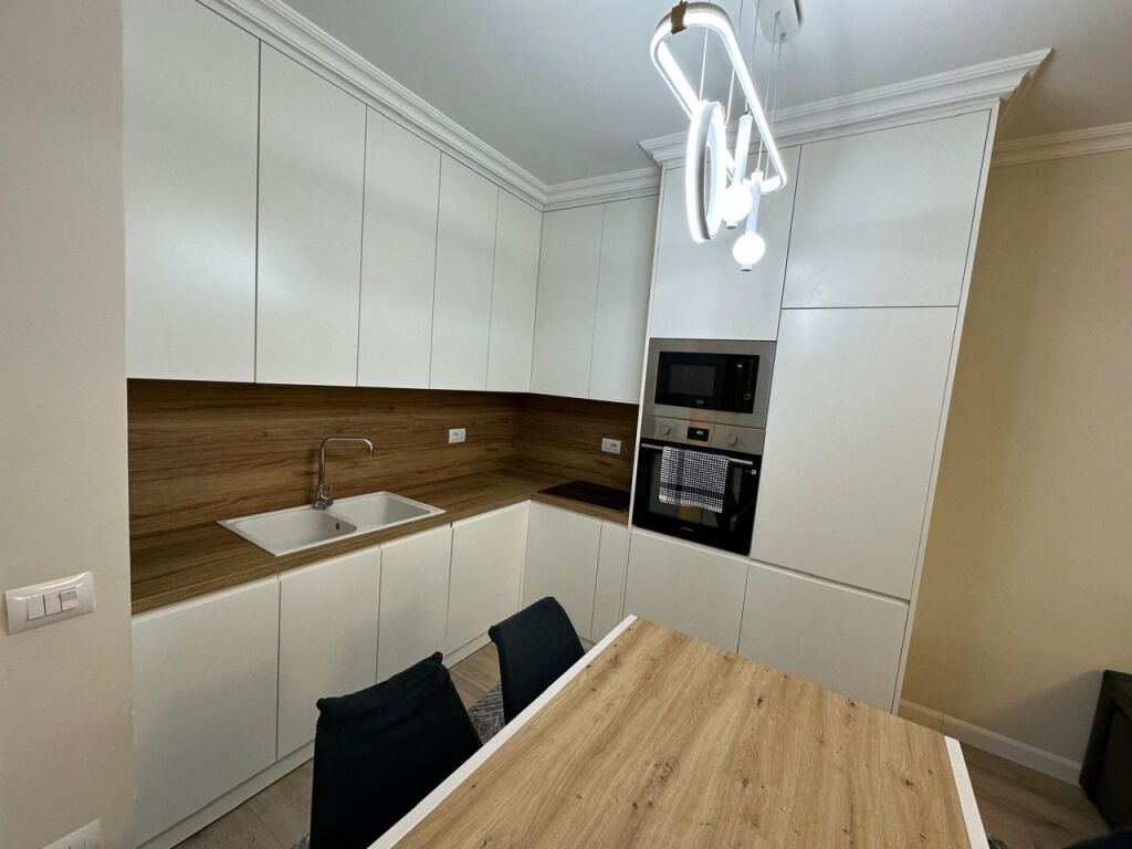 🏢Tek Pazari i Ri  jepet me qera apartament ,2+1+3,i mobiluar.1,000Euro    