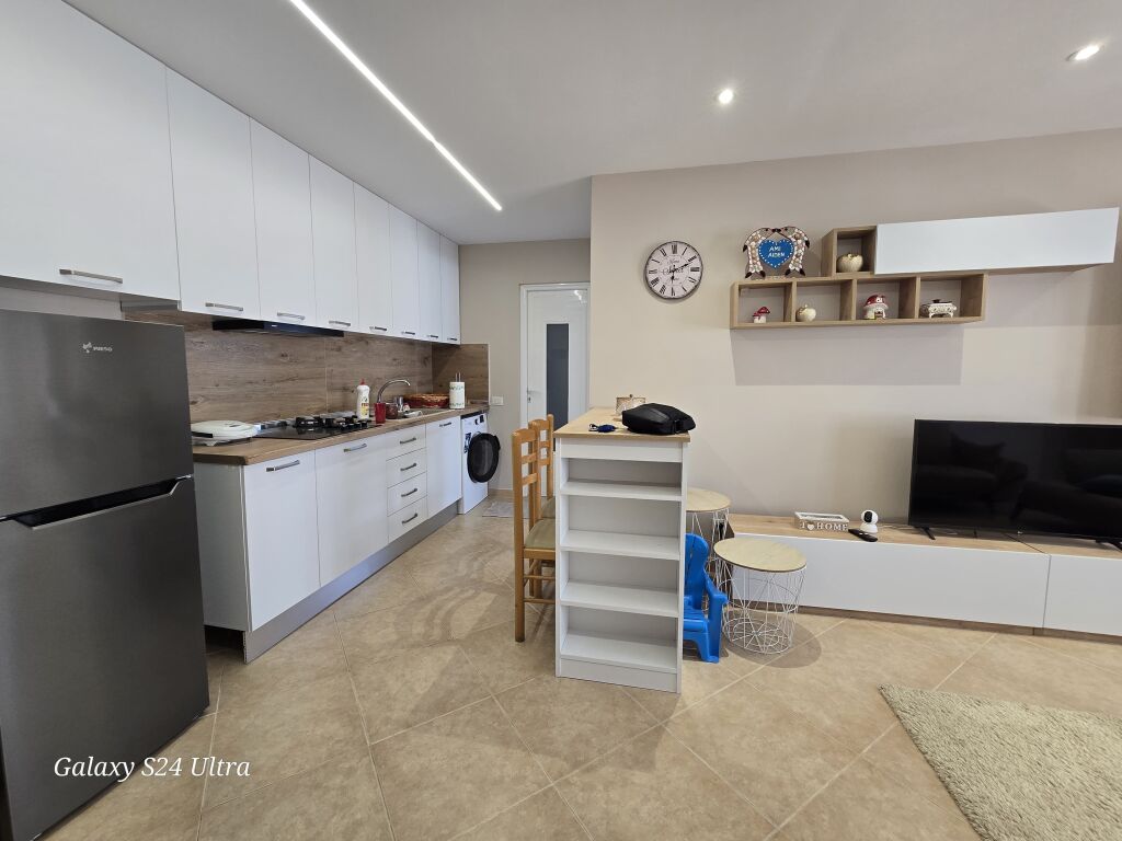 Shitet Apartament  ne vije te pare me detin