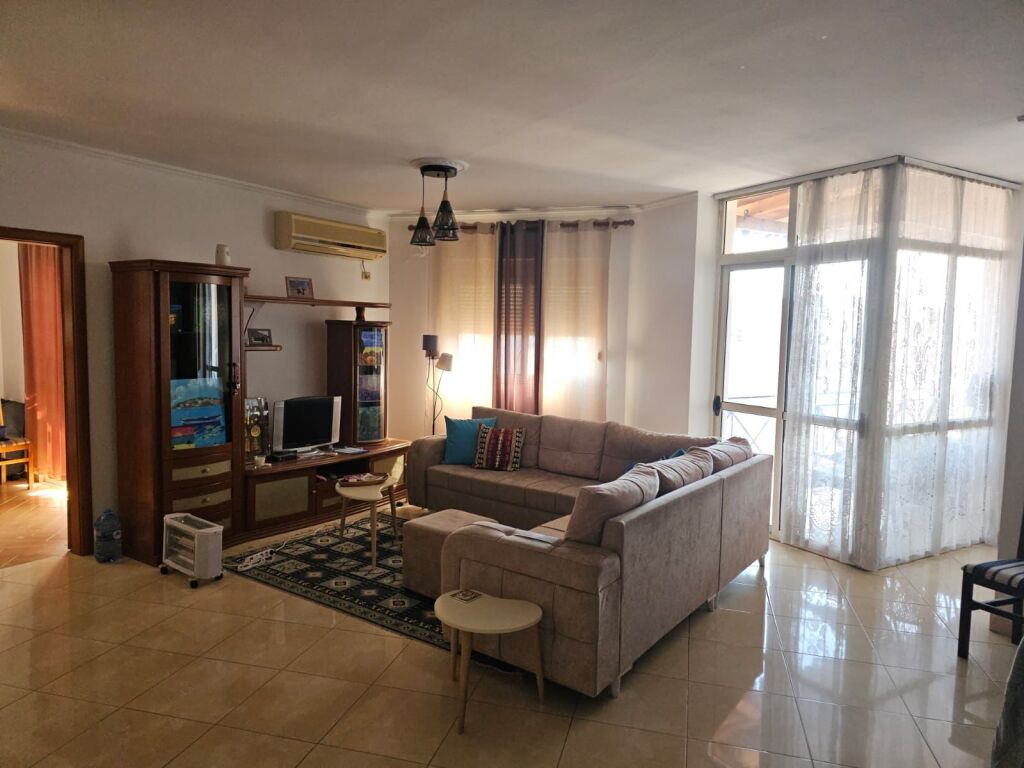 Apartament 2+1 per qera Tek Rruga e Barrikadave !