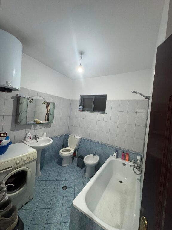 Ne zonen e Rr.se Dibrës,pas Konvikteve të Mjekësisë së Vajzave jepet me qera apartament 1+1,i mobiluar.45,000Leke    