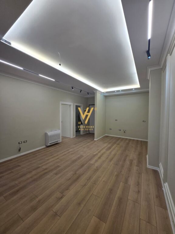 JEPET ZYRE 67 M2 ME QIRA TE KOMUNA E PARISIT 600 EURO