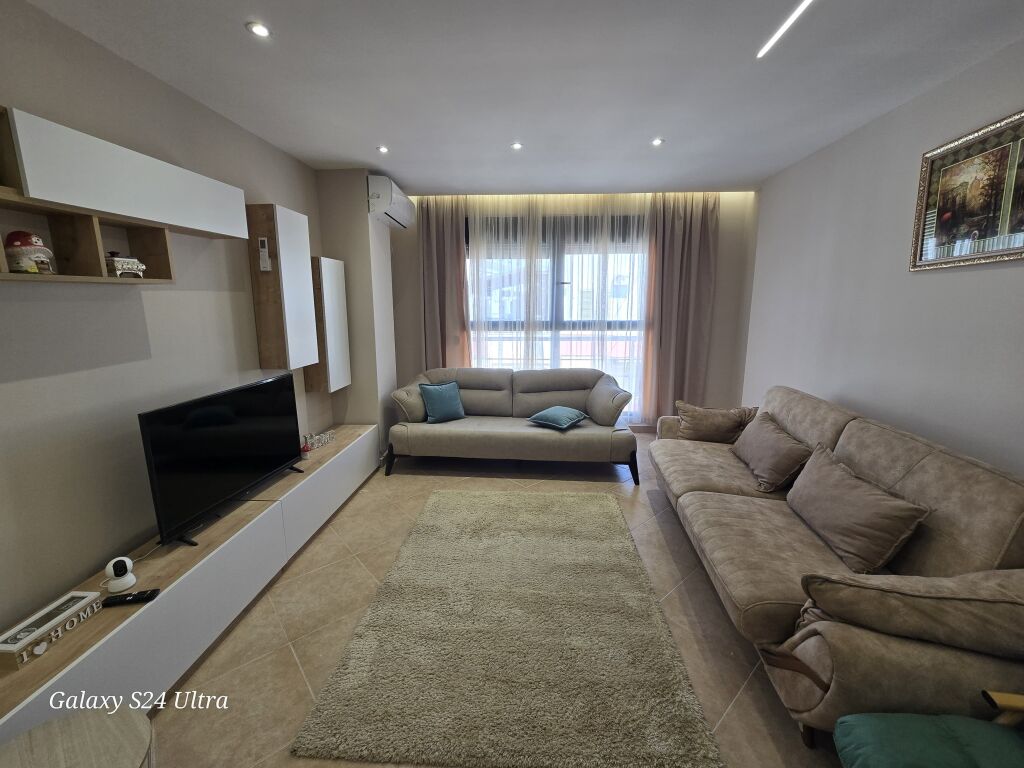 Shitet Apartament  ne vije te pare me detin