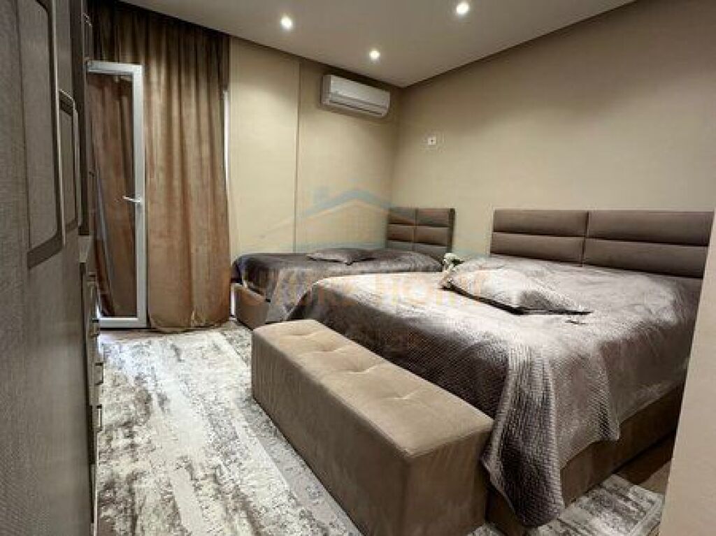 Shitet, Apartament 2+1+2, pranë Restorant Fresku , Fresk