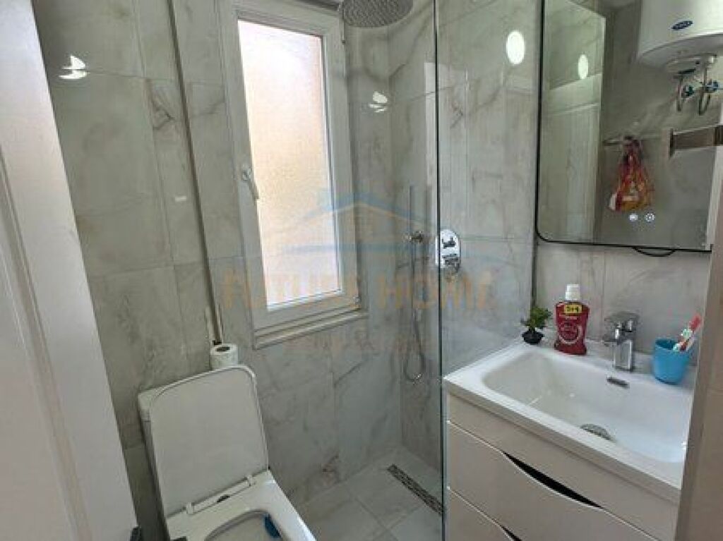 Shitet, Apartament 2+1+2, pranë Restorant Fresku , Fresk