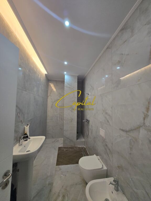 ZYRE ME QIRA 67 M2 KOMUNA E PARISIT 600 EURO