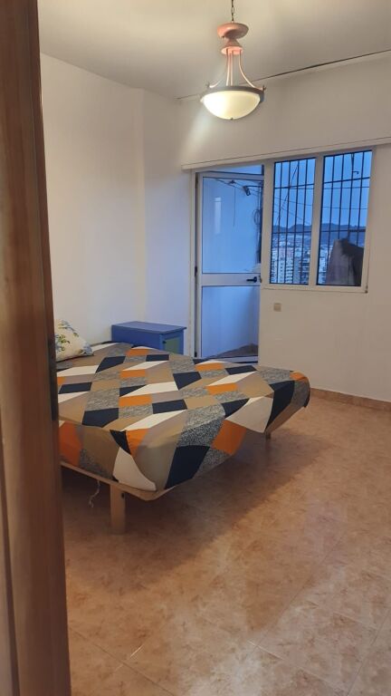 Rruga Dritan Hoxha,prane Klinikes Glob jepet me qera apartament 2+1,i mobiluar 55,000Leke