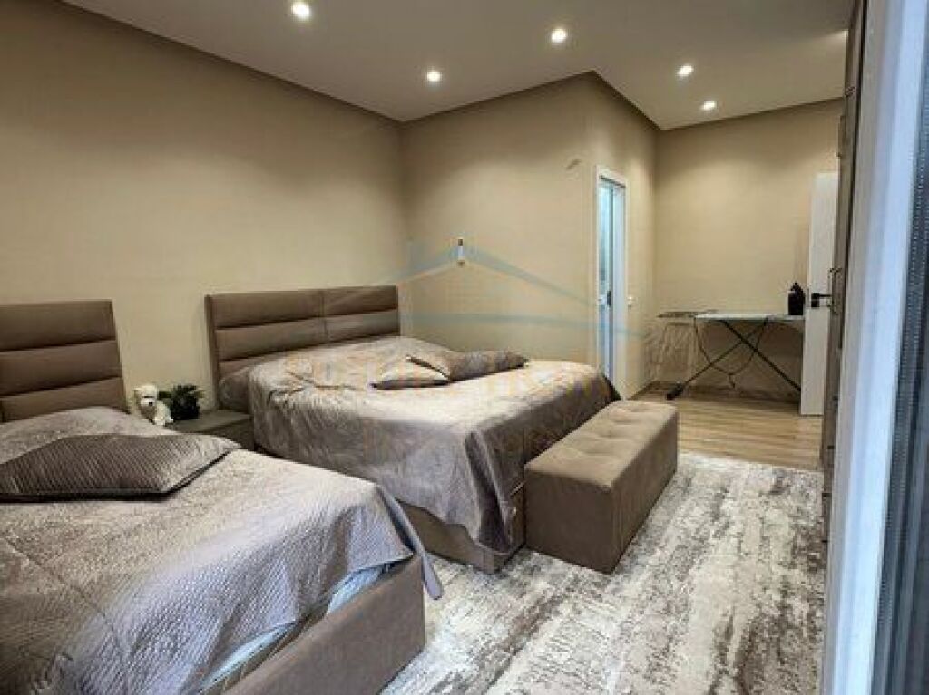 Shitet, Apartament 2+1+2, pranë Restorant Fresku , Fresk
